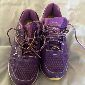Women’s gently worn 8 Zoot running shoes.